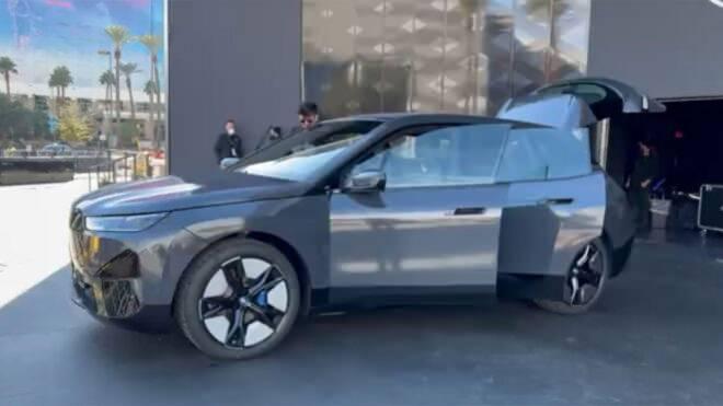 <p>BMW, CES 2022 başlamadan önce<strong> "sadece bir düğmeye basarak aracın dış rengini değiştiren bir teknoloji"</strong> çıkaracağını söylemişti. BMW henüz işleyişi hakkında ayrıntı paylaşmadı</p>