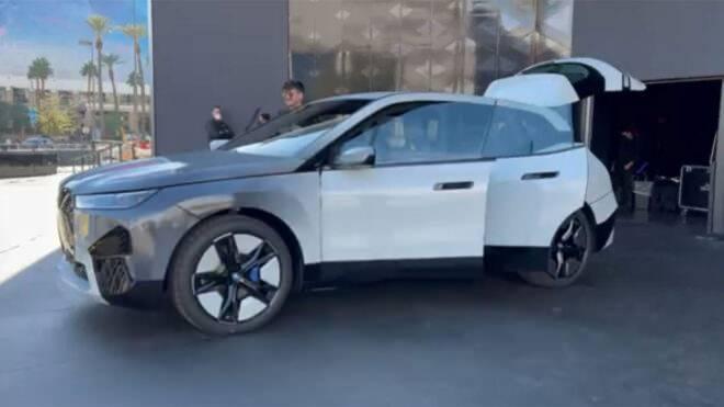 <p><strong>AYRINTI PAYLAŞILMADI</strong></p>
<p>Görenlerin şaşkınlıkla izlediği görüntülerde BMW'nin İX serisi aracı farklı renklere saniyeler içerisinde geçiyor. </p>
<p>.</p>