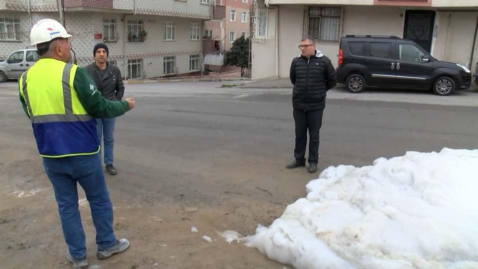 <p><strong>"TEDİRGİN OLDUK, ARAŞTIRILMASINI İSTİYORUZ" </strong></p>
<p>Sabah saatlerinden evinden dışarı çıkıp köpükleri gören bir mahalle sakini, "Köpüğe benziyor ama ne olduğunu bilmiyorum. Yeni gördüm. Kaynıyor. Kimyasal olabilir. Çocuklar içinde tehlike teşkil ediyor. Herhangi bir kokusu yok. Sürekli çoğalıyor" dedi.</p>