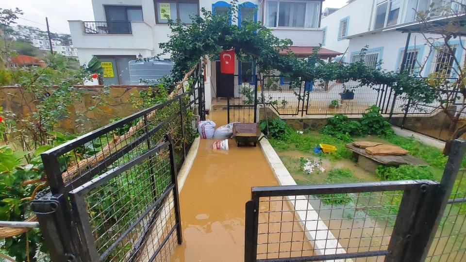 <p>Sağanak yağmurun ardından Bodrum Kaymakamı Bilgehan Bayar ve Bodrum Belediye Başkanı Ahmet Aras su basan evler, iş yerleri ve taşan derelerin bulunduğu bölgelerde incelemede bulundu.<br />
 </p>
