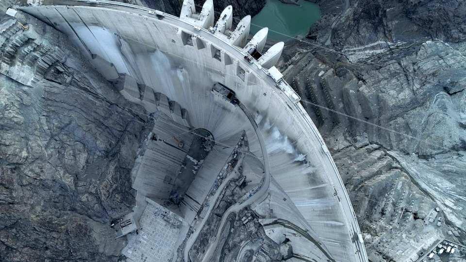 <p>Türkiye sınırlarında 410 kilometrelik uzunluğa sahip Artvin’deki Çoruh Nehri üzerinde, 26 Şubat 2013'te, dönemin başbakanı olan Cumhurbaşkanı Recep Tayyip Erdoğan tarafından telekonferans ile temeli atılan Yusufeli Barajı ve hidroelektrik santralinin inşaatı tamamlandı.</p>

