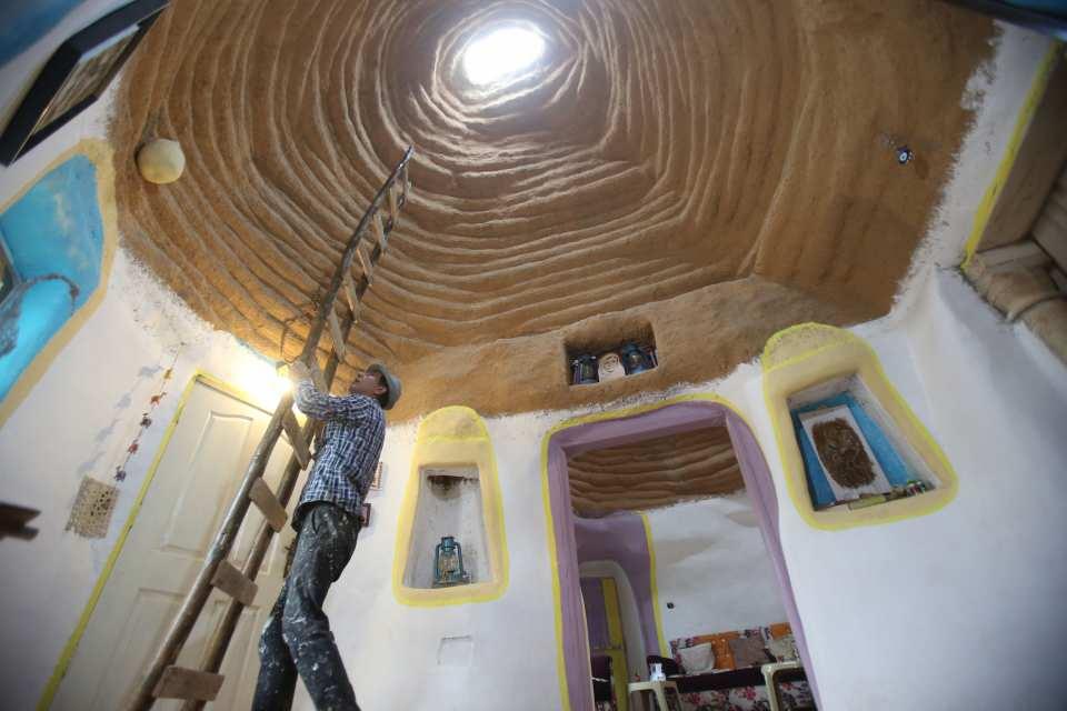 <p>200 metrekare alana sahip kubbe şeklindeki evini bitirmek ve hayalindeki mimariyi hayata geçirmek için 3 yıl daha çalışan Nazzal, 2021'de tamamlanan evin yapımında beton malzemeler yerine çamur, arpa samanı, kül ve keçi kılı kullandı.</p>

<p> </p>

