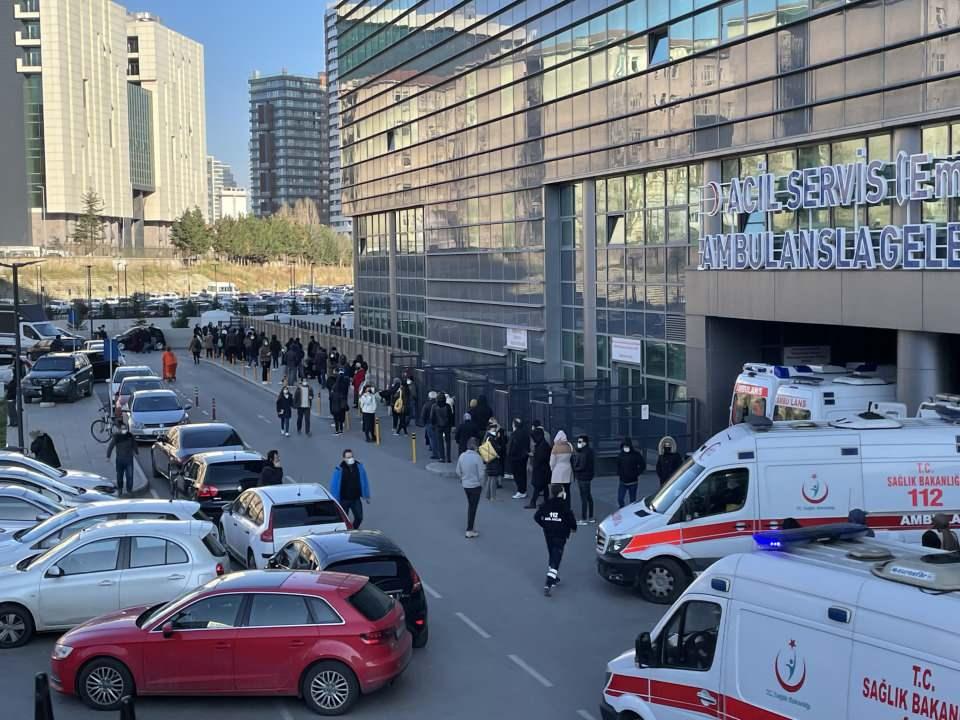 <p>Omicron varyantının yüksek bulaşı hızıyla aşısızların tamamının virüsle tanışacağını söyleyen uzmanlar, bu varyantın özellikle 45 yaş altı grubu etkisi altına aldığını söylüyor.</p>

