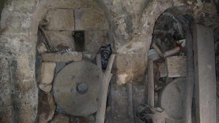 <p> Burası bana babamdan miras kaldı. Tek dayanağım da burası, inşallah satarım. Burayı turizme açmak istemiştim, ortak bulamadım.</p>