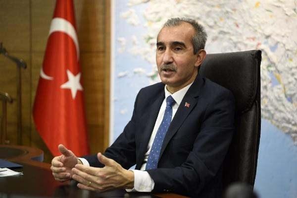 <p>'TAHSİS EDİLEN ALANA TAŞINIYOR'</p>

<p>DSİ Genel Müdürü Kaya Yıldız, çalışmaların planlı sürdürüldüğünü belirterek, "6 ekskavatör, 2 dozer ve 11 kamyonla yapılan toplu makineli çalışmayla su altında kalacak olan tarım arazilerinden alınan nebati toprak da yeni yerleşim alanımıza taşınıyor. </p>
