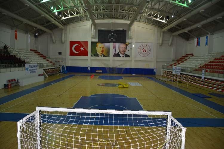 <p>Özperk, özellikle en büyük ve gözde yatırımın Yenişehir Stadyumu olduğunu, tam olimpik kapalı yüzme havuzu ve atletizm pistinin de kentteki önemli spor yatırımların arasında olduğunu söyledi.</p>

