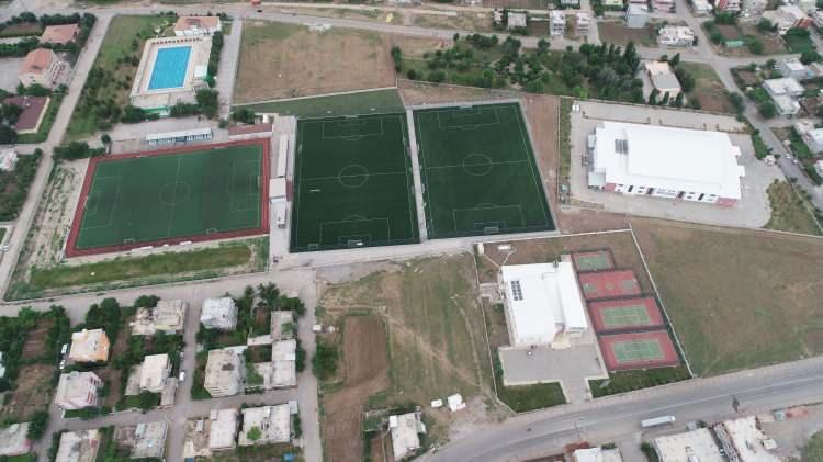 <p>"Tesislerle sınırlamıyoruz kendimizi. Çünkü sokak basketbolu ve sokaklar bizim futbol turnuvalarımız ile tesislere gelemeyen gençlerin ayağına gidiyoruz. Sokak ve mahallelerde kendi oyun alanlarında gençler arasında turnuvalar düzenliyoruz."</p>
