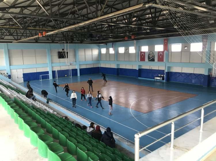 <p>Üniversite öğrencisi Mahsum Bilgiç de modern tesislerden faydalandığını, futbol, basketbol ve voleybol sahalarından istifade ettiğini anlatarak, yatırımları dolayısıyla Gençlik ve Spor Bakanlığına teşekkür etti.</p>

