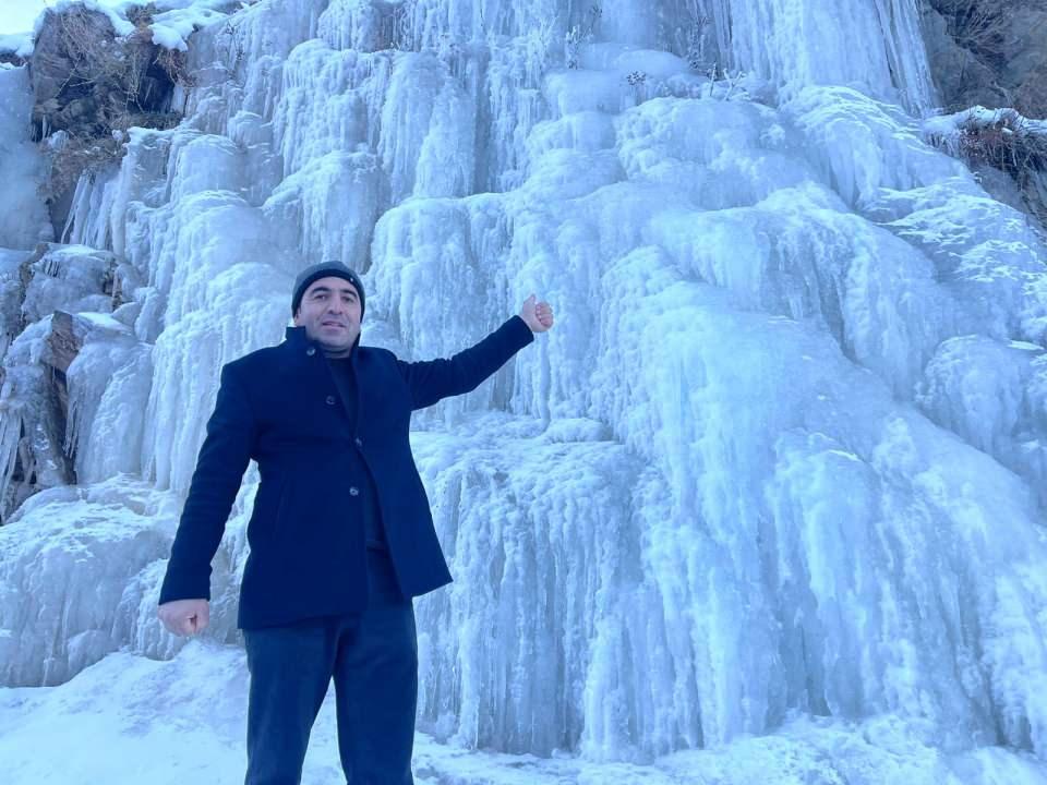 <p>Muş’ta, hava sıcaklığının sıfırın altında 15 dereceye kadar düşmesiyle Kale Mahallesi'ndeki dere ile şelale dondu. </p>