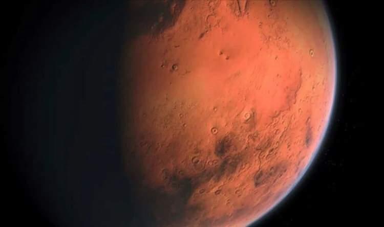 <p>MARS'IN YERALTINDAKİ SUYU ORTAYA ÇIKACAK</p>

<p>Mars, Güneş’ten korunduğunda ise sıcaklık sonunda, kutuplar üzerindeki karbondioksit örtüsünün süblimleşmesine, atmosfere geri dönmesine ve sera etkisinin artmasına izin veren bir noktaya yükselecek. Bu aynı zamanda yüzeyin derinliklerinde gizlenmiş suyu serbest bırakarak antik okyanusun yedide birinin geri dönmesini sağlayacak.</p>

<p> </p>
