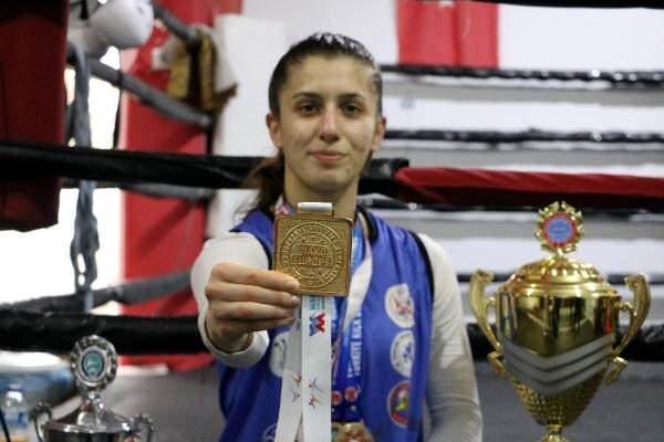 <p>Zonguldak'ta Çaydeğirmeni beldesinin tek kadın milli sporcusu Sudenur Basancı, 4 yıl önce <em><strong>"Kızdan böksor mü olur"</strong></em> sözlerine aldırmayarak Halk Eğitim Merkezi kursunda tanıştığı dövüş sporlarında yenilmezlik serisini sürdürüyor.</p>
