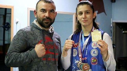 <p>Kasım ayında Karadağ'da 57 kilogramda Avrupa Gençler Kick Boks Şampiyonası'nda şampiyon olarak Türkiye'ye gurur yaşatan 17 yaşındaki Basancı, şimdi 13 Şubat'ta İstanbul'da düzenlenecek Muaythai Avrupa Şampiyonası'da altın madalya için çalışmalarını tüm hızla devam ediyor. </p>
