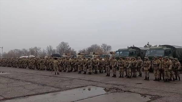 <p>Rusya Savunma Bakanlığı, dün gece ve bugün devam eden KGAÖ barışı koruma kuvvetlerinin Kazakistan’a nakliyesinden görüntüler paylaştı.</p>
