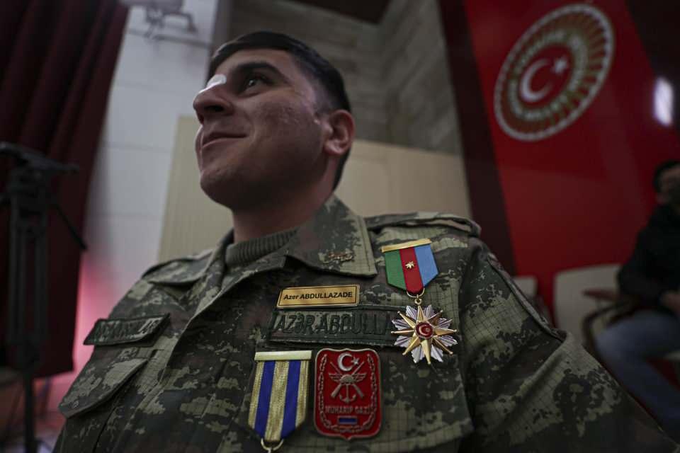 <p>Sonuna kadar Azerbaycan var olsun, sağ olsun. 'Sen bizimsen, bizimsen, durdukça bedende can. Yaşa, yaşa ey şanlı Azerbaycan'." diye konuştu.</p>

<p> </p>
