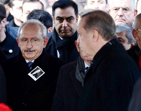 <p>Ankette ‘Erdoğan’a oy veririm’ diyenlerin oranı Kılıçdaroğlu ile yarıştığında en yüksek seviyesine çıktığı gözlendi. Kılıçdaroğlu’na oy veririm diyenlerin oranı yüzde 28.4’te kalırken, Cumhurbaşkanı Erdoğan'dan yana tercih belirtenler yüzde 43’e yükseldi. Kararsızların oranı ise yüzde 28.6'da kaldı.</p>
