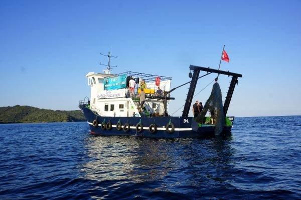 <p>ÇOMÜ Deniz Bilimleri ve Teknolojisi Fakültesi ile Sualtı Araştırma ve Uygulama Merkezi'nce Öğretim Üyesi ve Sualtı Araştırma ve Uygulama Merkezi Müdürü Prof. Dr. Adnan Ayaz koordinatörlüğünde 2021 Temmuz ayında start alan projede; Prof. Dr. Uğur Altınağaç, Prof. Dr. Uğur Özekinci, Dr. Öğretim Üyesi Alkan Öztekin, Dr. İsmail Burak Daban, Araştırma Görevlisi Yusuf Şen, doktora öğrencileri Talip İbin ve Erman Uğur, yüksek lisans öğrencisi Tekin Demirkıran, gemiciler Umut Tuncer, Osman Odabaşı, Balıkesir Büyükşehir Belediyesi Su Ürünleri Mühendisi Ahmet Taner, Kırsal Kalkınma Şef Mehmet Hezer yer alıyor.</p>
