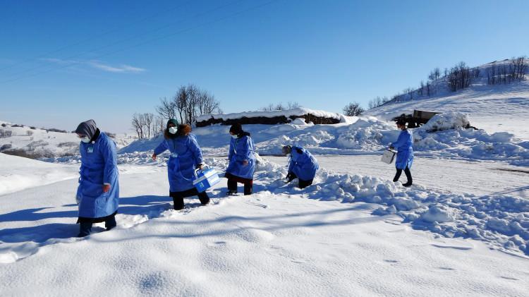 <p>Muş'ta korona virüsle mücadele kapsamında dondurucu soğuğa rağmen karlı dağları aşan sağlık ekipleri, en ücra köylere aşı hizmeti götürüyor.</p>
