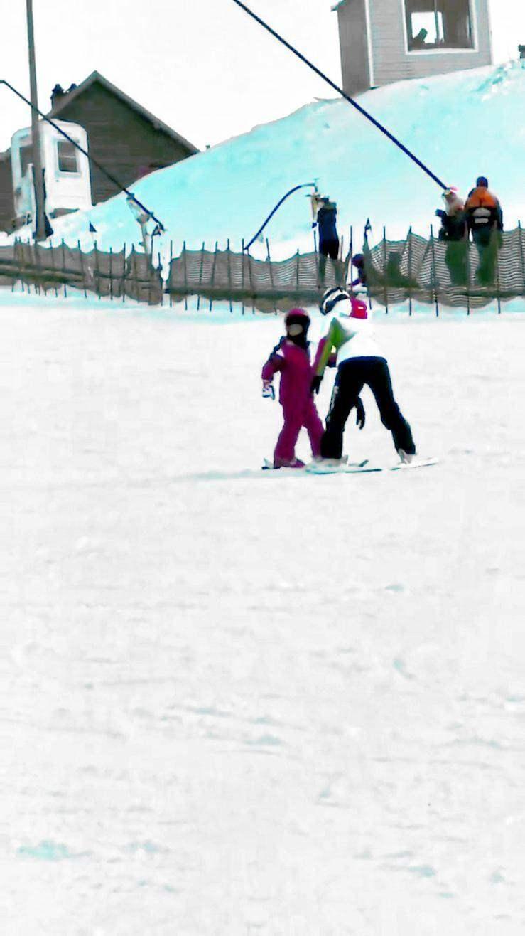 <p><span style="color:#B22222"><strong>Çift yeni yılın ilk günlerinde de 9 yaşındaki kızlarına snowboard dersleri aldırdı.</strong></span></p>
<p> </p>