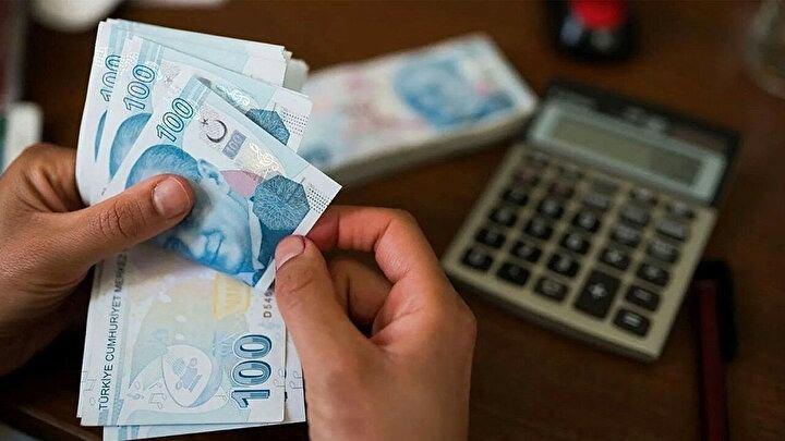 <p>Teklifle; memurlara ek zam öngörülüyor. Bu çerçevede; Kamu Görevlilerinin Geneline ve Hizmet Kollarına Yönelik Mali ve Sosyal Haklara İlişkin 2022 ve 2023 Yıllarını Kapsayan 6'ncı Dönem Toplu Sözleşme ile kamu görevlilerinin aylık ve ücretlerinde 1 Ocak 2022-30 Haziran 2022 tarihlerindeki dönem için uygulanacak olan artış oranı yüzde 5'ten yüzde 7,5'e yükseltiliyor ve bu oranın aynı döneme ilişkin enflasyon farkı ödemesinde de dikkate alınması sağlanıyor. Böylece söz konusu toplu sözleşmeye göre 2021 yılı ikinci yarısından kaynaklı enflasyon farkı dahil 1 Ocak 2022 tarihinden geçerli olmak üzere yüzde 27,9 oranında yapılması gereken zam, yüzde 30,95'e çıkarılıyor. Kabul edilen bu maddeyle; 2022 Ocak ayından geçerli olarak verilecek ilave yüzde 2,5 oranındaki zammın ilave maliyeti yaklaşık 13 7 milyar TL olarak tahmin edildi.</p>