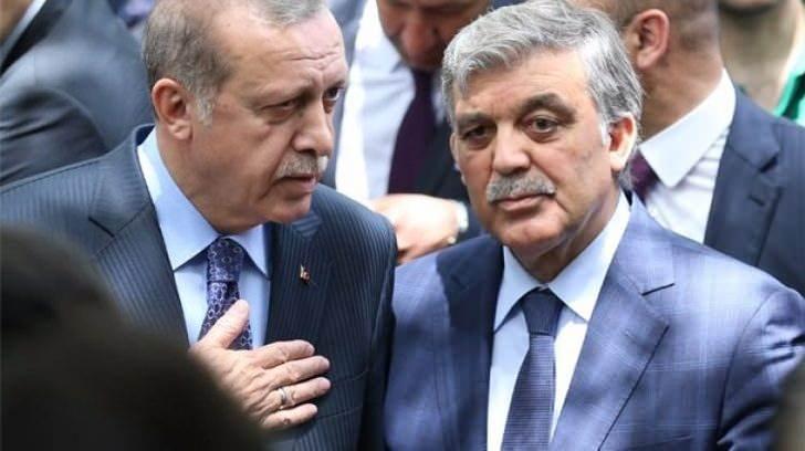 <p>Adaylıkta adı geçen bir diğer isim Abdullah Gül’e yüzde 24.8 oranında oy çıkarken, Erdoğan yüzde 40.2 oluyor. Kararsızların oranı ise yüzde 34’le en yüksek seviyesine ulaşıyor.</p>

<p>Cumhurbaşkanı Erdoğan, muhalefetin çağrılarına karşılık erken seçim ihtimalinin bulunmadığını defaatle duyurmuş, son olarak 18 Haziran 2023 tarihinde seçimlerin gerçekleştirileceğini açıklamıştı.</p>
