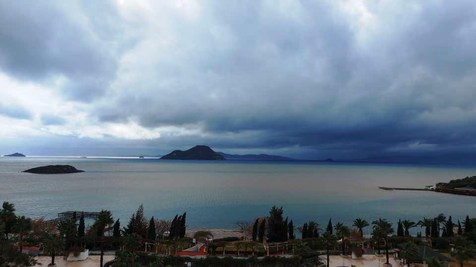 <p>Denizin rengi çamura bulanarak kahverengi oldu.<br />
Evleri ve iş yerlerini su basan vatandaşlar, bir anda bastıran yağmur sonrasında derelerin taştığını belirttiler.</p>
