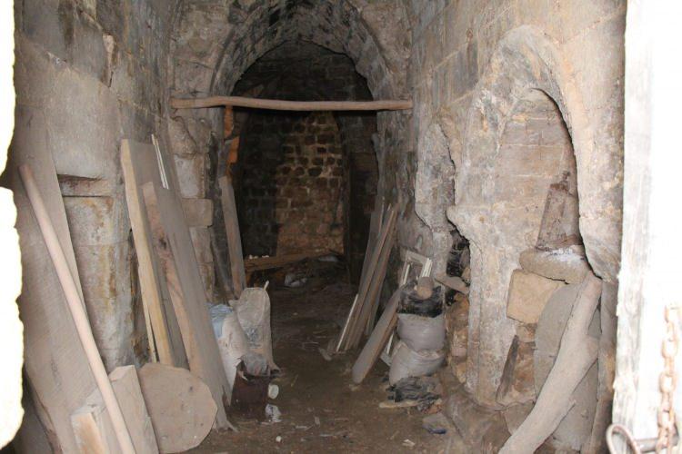 <p>Mor Yuhanna Kilisesi içinde 2 tünelin olduğunu, biri Rıza Falan Manastırı'na diğerinin de kaleye gittiğini söyleyen kilise sahibi Tekcan, “Bir tünelin uzunluğu 7 buçuk kilometre, içinde 3 tane kardinal mezarı var. Zemin ful mezarlık, burası tam bin 700 yıllık bir yer. Hatta daha fazla olduğu da söyleniyor. Burada ilk başta güneşe tapanlar ibadet etmiş. Daha sonra Yahudiler, Ermeniler, Bizans ve bir sürü kavim burada ibadet etmiş. Burası inanılmaz eski bir yer. Buram buram tarih kokuyor. Kime kısmet olursa artık satacağım. Biz, geçen sene 7 milyon 250 bin liraya satışa çıkarmıştık” dedi.</p>
