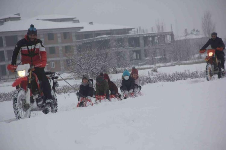 <p>Erzincan’da karla kaplanan boş arazide toplanan çocuklar, kros motorunun arkasına bağlanan kızaklarla doyasıya kaymanın tadını çıkardı.</p>
