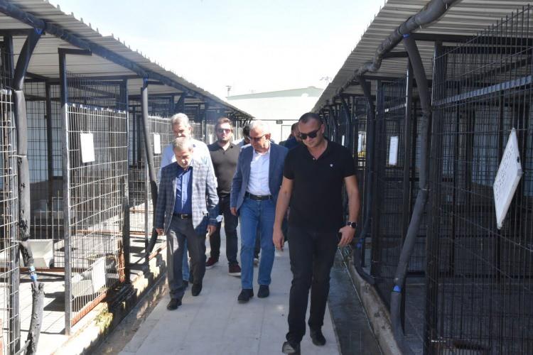 <p>Keşan Belediye Başkanı Mustafa Helvacıoğlu, yaptığı yazılı açıklamada, sokak hayvanlarına yönelik çalışmalarda hem Trakya'ya hem de Türkiye'ye örnek olacaklarını belirtti.</p>
