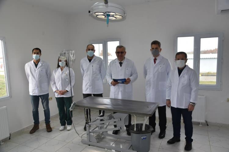 <p>- YASAK IRKLAR 14 OCAK'A KADAR KAYDETTİRİLMEL</p>
<p> </p>
<p>Sokaktaki canların gerekli bakım, tedavi, aşılama ve kısırlaştırma işlemlerini yapmaya hazır olduklarını aktaran Helvacıoğlu, "Burada sürekli bir yanlış anlaşılma var. Bakımevleri hayvanların sürekli kalacağı yerler değil. Yasak ırklar ile diğer türlerin karıştırılmaması gerek. Sadece yasak ırklar bakımevlerinde sürekli misafir edilecek. Son yayınlanan yönetmelikte belirtilen yasak ırklar sahipleri tarafından bakımından vazgeçilirse bakımevinde kalacak. Pitbul, Dogo Arjantin gibi cinsler." ifadelerini kullandı.</p>