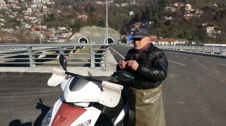 <div>İlk kez tüneli kullanan 77 yaşındaki Muzaffer Çamkara ise "Tünelden ilk defa girdim çıktım. Çok güzel olmuş beğendim. Yapanlardan Allah razı olsun. Bir kaç senedir Zonguldak'ta gerek bu tüneller gerekse sahil projesi muazzam oldu. </div>
