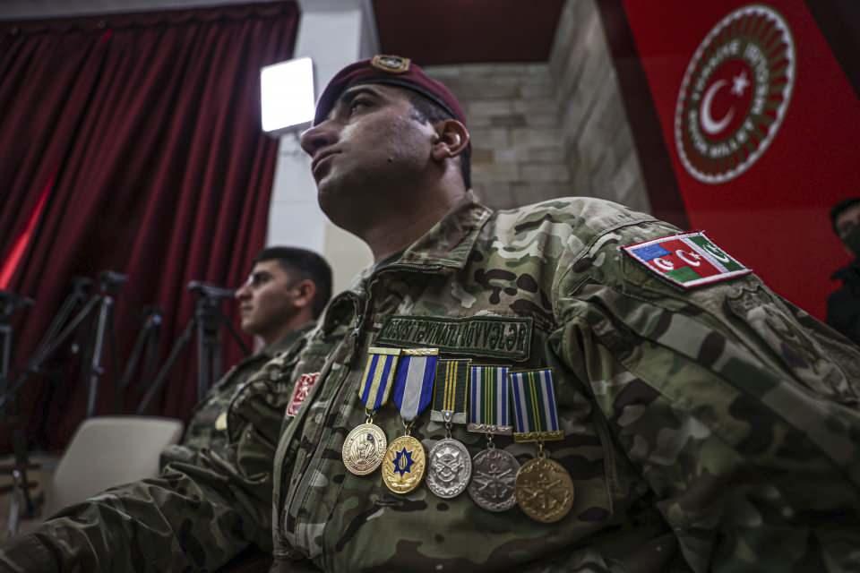 <p>Kılavuz, Türkiye ve Azerbaycan'ın birlik ve beraberliğinin dünya Türklerine umut olduğunu ifade ederek, Türkiye güçlüyse bütün Türk aleminin de güçlü olduğunu söyledi.</p>
