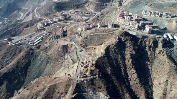 <p>Yeni yerleşim alanına bin 638 konut inşa edilecek, bin 600 yetişmiş ağaç, 16 bin çalı türü peyzaj fidanı dikilecek. Bölgede 100 dönümlük tarımsal alan da yer alacak. Yusufeli ilçe merkezinin, inşaatların tamamlanmasının ardından Yansıtıcılar mevkisine taşınma sürecine başlanacak.</p>
