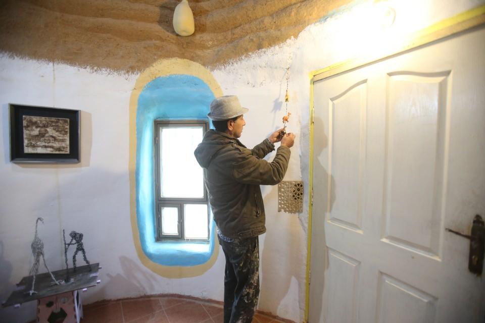 <p><strong>- Evin yapımında çamur, arpa samanı, kül ve keçi kılı kullandı</strong></p>
<p>Nazzal'ın çamur ve samandan yaptığı ev, bugünlerde "eskinin modern yorumunu" görmek isteyenlerin ilgiyle ziyaret ettiği bir yer haline geldi.</p>
<p>Ürdünlü akademisyen, 2009'da Mefrak'ın El-Fudeyn bölgesinde 35 bin dinara satın aldığı 750 metrekarelik arsada yapımına başladığı evin iskeletini 2 yılda tamamladı.</p>
<p> </p>