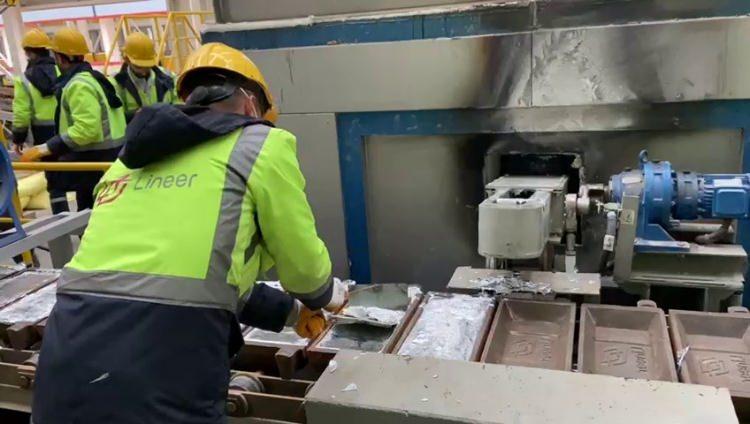 <p>Çinko izabe tesisinin 3 bin kişiye iş kapısı olacağını ifade eden Şakar, “Siirt organize sanayi bölgesinde 100 dönüm üzerinde kurulan 90 bin ton kapasiteli Siirt Lineer Metal çinko izabe tesisi, ham madde, maden ocaklarında çalışacak, bunların tedarik zincirleri ile birlikte 2 bin 500 kişilik bir istihdamla birlikte toplamda 3 bin kişilik bir işsizliğinde önüne geçmiş olacağız. </p>