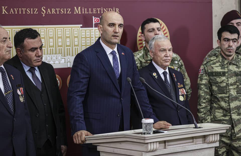 <p>Daha sonra Genel Kurul Salonu'nu ziyaret eden gaziler, TBMM'nin, Fetullahçı Terör Örgütü'nün (FETÖ) 15 Temmuz 2016'daki darbe girişimi sırasında darbeciler tarafından uçakla bombalanan bölümlerini de inceledi.​​​​​​​</p>

<p> </p>
