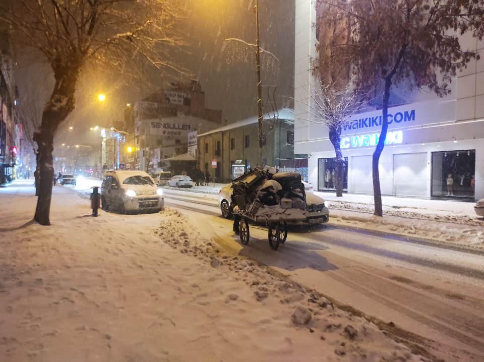 <p>Van'da etkili olan kar yağışı nedeniyle 224 mahalle ve mezra yolu, ulaşıma kapandı. Karla mücadele ekipleri, yolları açmak için çalışma başlattı. Olumsuz hava koşulları nedeniyle 5 ilçede okullar, 1 gün süreyle tatil edildi.</p>

<p> </p>
