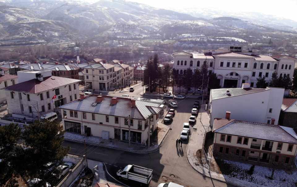 <p>İlçe mimarisine uygun bir şekilde inşa edilen konutların hemen yanında iş yerleri ve çocuk oyun parkları yer alıyor.</p>
<p> </p>