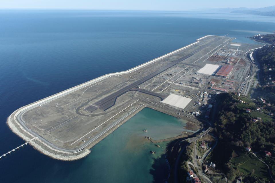 <p>Ulaştırma ve Altyapı Bakanlığı'nca projelendirilen, Türkiye'nin deniz dolgusuna inşa edilen 2'nci havalimanı olacak Rize-Artvin Havalimanı'nın 4,5 yıl süren 100 milyon ton taş kullanılan 2 milyon 800 bin metrekarelik alandaki deniz dolgusu tamamlandı. </p>
