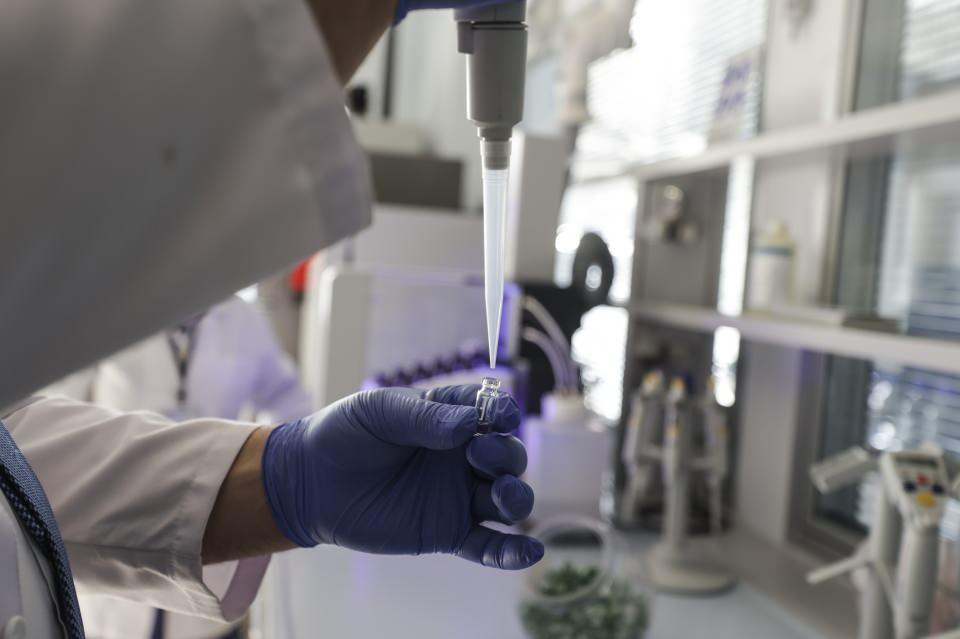 <p><strong>- Laboratuvarda 7 bin parametre üzerinde analiz yapılıyor</strong></p>

<p>Sürekli İzleme Merkezi bünyesinde yüksek teknoloji ile hizmet veren Çevre Referans Laboratuvarı'na ilişkin de Soner Olgun, yerinde incelenemeyen ağır metal içerikler, organik bileşik içerikler de dahil 7 bin parametrenin analizinin burada yapıldığını söyledi.</p>

<p>Olgun, "Havada, suda, deniz suyunda, arıtma çamurundan her türlü numunenin içeriğini Çevre Referans Laboratuvarı'nda yapıyoruz. Ayrıca Türkiye'nin tamamında, sanayi tesislerini çevre mevzuatı dışında ölçüm istatistikleri ve yükümlülüklerine yönelik hizmetleri de bakanlığımız tarafından yetkilendirilmesi yapılan 230 yetkili çevre laboratuvarı eliyle yürütüyoruz. Onların her türlü sanayi tesisinde yapmış olduğu ölçüm raporları Bakanlığımıza iletiliyor." bilgisini verdi.</p>

<p>Laboratuvar Müdürü Mevlana Karakaya da 55 personel ile çalışmalara devam ettiklerini, kömür analiz laboratuvarı, organik ve inorganik kimya, dioksin-furan analiz ve Ar-Ge laboratuvarları olmak üzere değişik birimlerde analizlerin yapıldığını anlattı.</p>

<p>Karakaya, Ar-Ge laboratuvarını analiz tanımlaması yapmak ve illerden gelen çevre şikayetlerini incelemek amacıyla yakın zamanda kurduklarını kaydetti.</p>

<p> </p>
