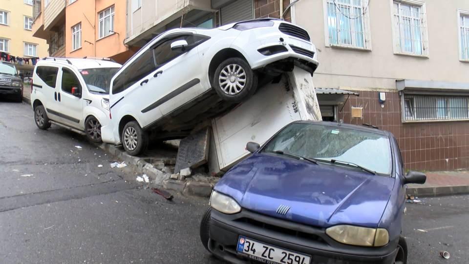 <p>Otomobil, park halindeki araçlara çarptı. Otomobillerden biri sokak başında bulunan trafonun üstüne çıktı. Kazada yaralanan olmazken otomobillerde hasar oluştu. </p>

<p> </p>
