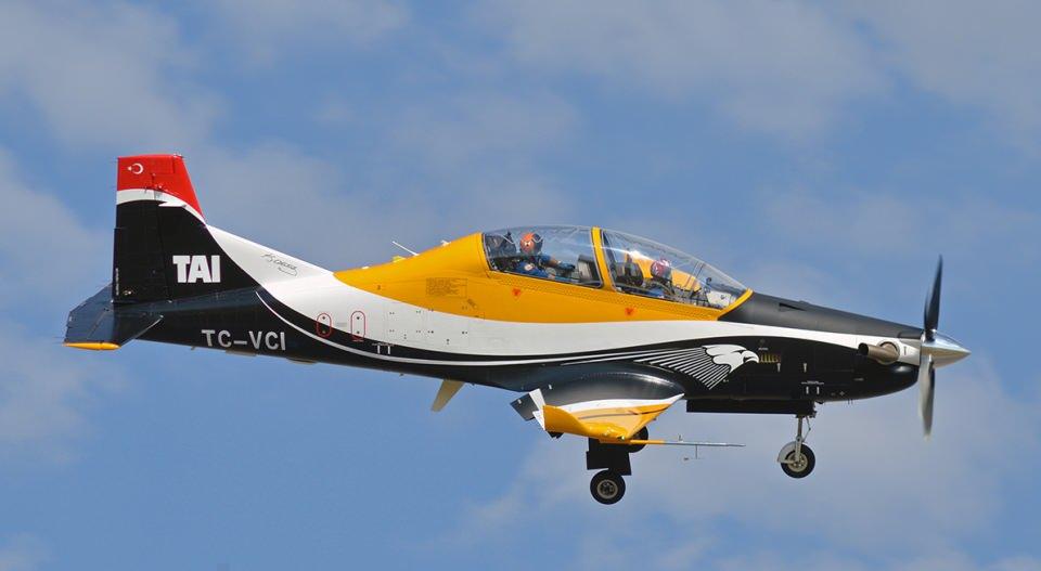 <p><strong>Hürkuş-A’nın performans özellikleri ;</strong><br />
<br />
Elektronik Güç Yönetim Ünitesine sahip 1.600 shp PT6A-68T Pratt & whitney Canada turboprop motor<br />
5 palli alüminyum Hartzell HC-B5MA-3 pervane<br />
Martin-Baker MK T16N 00 fırlatma sandalyesi<br />
30 saniye ters uçuş kabiliyeti<br />
Ergonomik kokpit<br />
Kuş çarpmalarına karşı güçlendirilmiş kanopi<br />
Arka kokpitte yüksek görüş açısı<br />
Uçakta oksijen üretim sistemi<br />
Kabin basınçlandırma sistemi<br />
Askeri eğitim uçaklarına özgü yüksek şok dayanımlı iniş takımları<br />
Anti-g Sistemi<br />
Kokpit iklimlendirme sistemi<br />
Hands On Throttle and Stick (HOTAS Pilotun, levye ve gaz kolundan uçağın tüm temel işlevlerini kontrol edebilmesi)</p>
