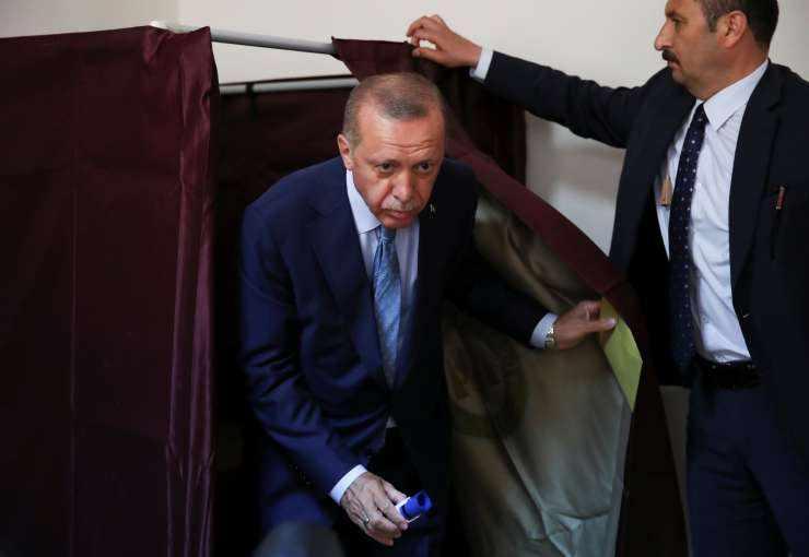 <p>Millet İttifakı'nda adaylık tartışması halen devam ederken Cumhur İttifakı'nın tek adayı konumundaki Cumhurbaşkanı Erdoğan, Optimar'ın anketinde açık ara liderliği elde etti. </p>
