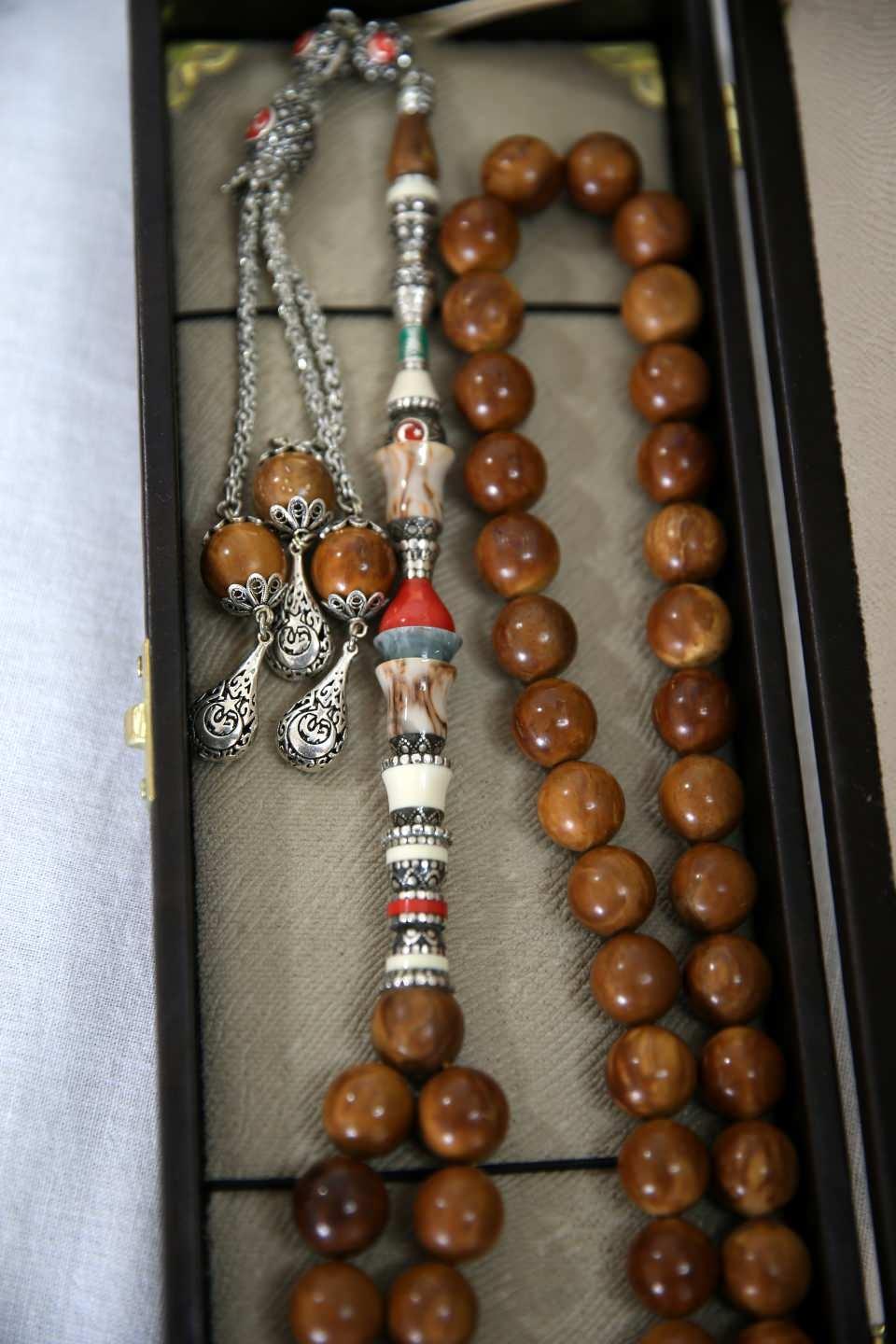 <p>Bunu yapmaya çalışıyorum. Bu sanatı icra edebilmek için hayal gücünüzü imameye yansıtmanız lazım. Yaptığım hiçbir imame birbirine benzemez. Her imamede şekil, nakış farkı vardır. Hayal gücümüzü imameye yansıtmaya çalışıyorum."</p>
<p> </p>