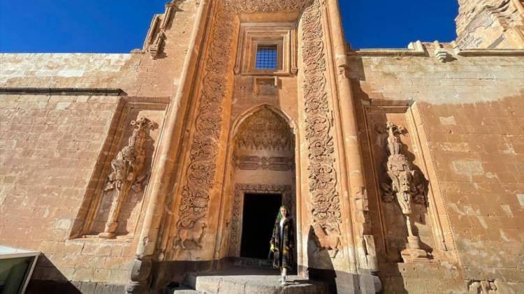 <p>Doğu Anadolu Bölgesi'nin en görkemli tarihi yapılarından olan saray, tarihi eserleri, süslemeleri ve kartal yuvası görünümüyle ziyaretçilerini cezbediyor.</p>

<p> </p>
