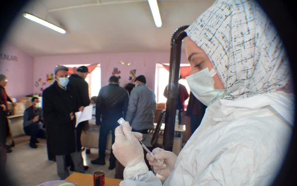 <p>Omicron varyantı tüm dünyayı kasıp kavurduğu bugünlerde Türkiye'nin kuzeydoğu köşesinde sağlık çalışanlarının zorlu mesaileri kameralara yansıdı.<br />
</p>