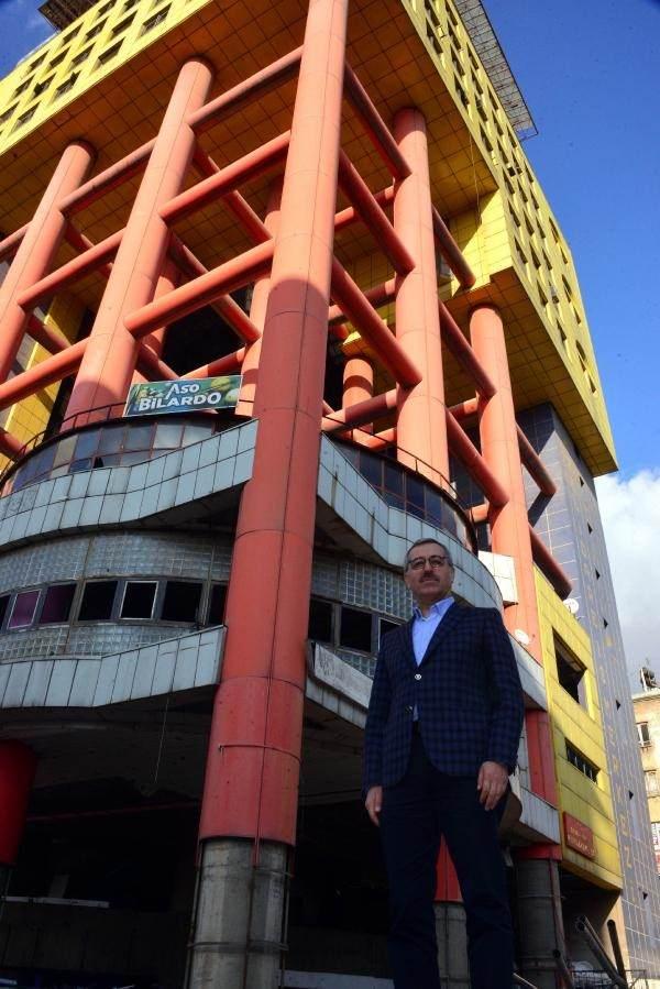 <p>Trabzon Caddesi'nde 1994 yılında yapılan Kahramanmaraş İl Özel İdare binası, gerek mimari yapısı, renkleriyle kentin simgesi haline geldi. Şehrin birçok noktasından görülmesi nedeniyle insanların merkezdeki bir adresi tarif ederken kullandıkları ilk yol olan ve Kahramanmaraşlıların 'Sarı bina' olarak adlandırdıkları binanın ünü Türkiye'yi de aştı.</p>
