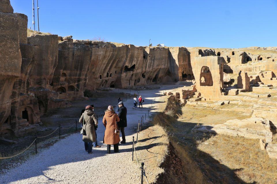 <p>Batı Anadolu’da bulunan örnekler oldukça standarttır ve Batı Anadolu ampullaları olarak adlandırılıyor ve elimizde gördüğümüz formlardan oldukça farklıdır. Buradaki azizin hikayesine gelecek olursak, azizin 3’üncü yüzyılın sonlarında Diocletianus döneminde Frigya Bölgesi’nde bir asker olarak bulunduğunu biliyoruz. </p>
