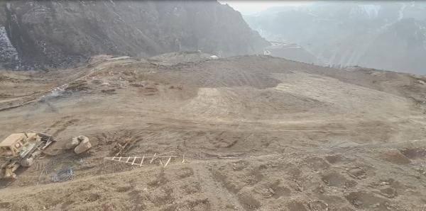 <p>Görevliler de mezarlardan alınan kalıntıları yeni yerleşim alanındaki toplu mezar alanlarına naklediyor. Yusufeli Belediye Başkanı Eyüp Aytekin, 450 dolayında mezarın taşınma işleminin sürdüğünü belirtti.</p>

