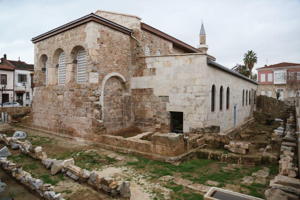 <p>Dışarıdan biri geldiğinde 'Şurası Helenistik, şurası Roma, şurası Bizans, burası Selçuklu, burası Osmanlı, burası Cumhuriyet ve şurası da 2018'den sonra yeni yapılmış' gibi insanların görebileceği bir müze-cami fonksiyonu verme düşüncesindeydik. Bunda başarılı olduk, gerçekten çok zor bir işti" diye konuştu.</p>
<p> </p>
