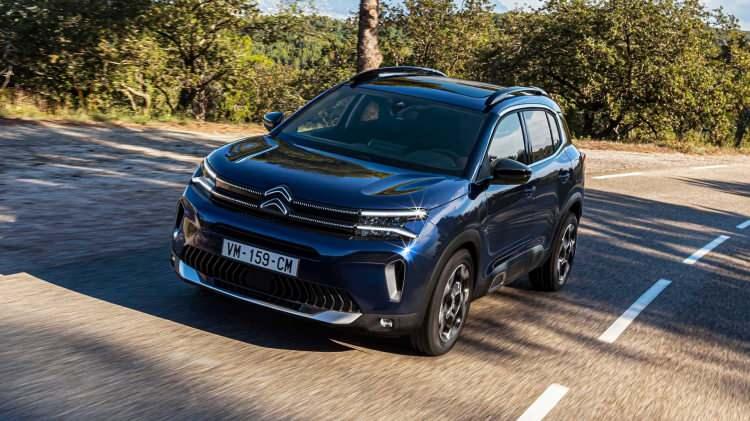 <p>Citroen’in Progressive Hydraulic Cushions adını verdiği özel bir süspansiyon sistemi ile gelen yeni C5 Aircross, üç bağımsız kızaklı, katlanabilir ve geriye yatırılabilir arka koltuk ile alınabiliyor.</p>
